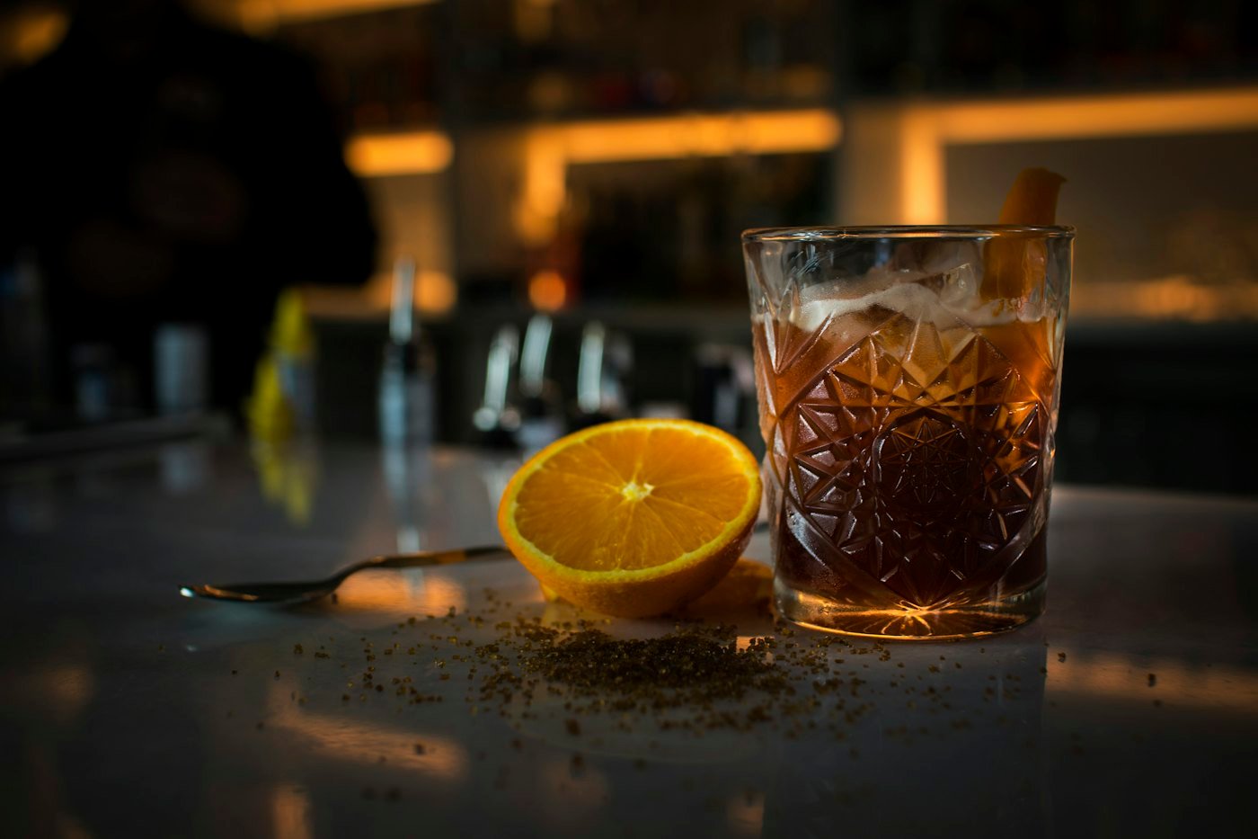 Drink mit Orangenscheibe und Zimtstange