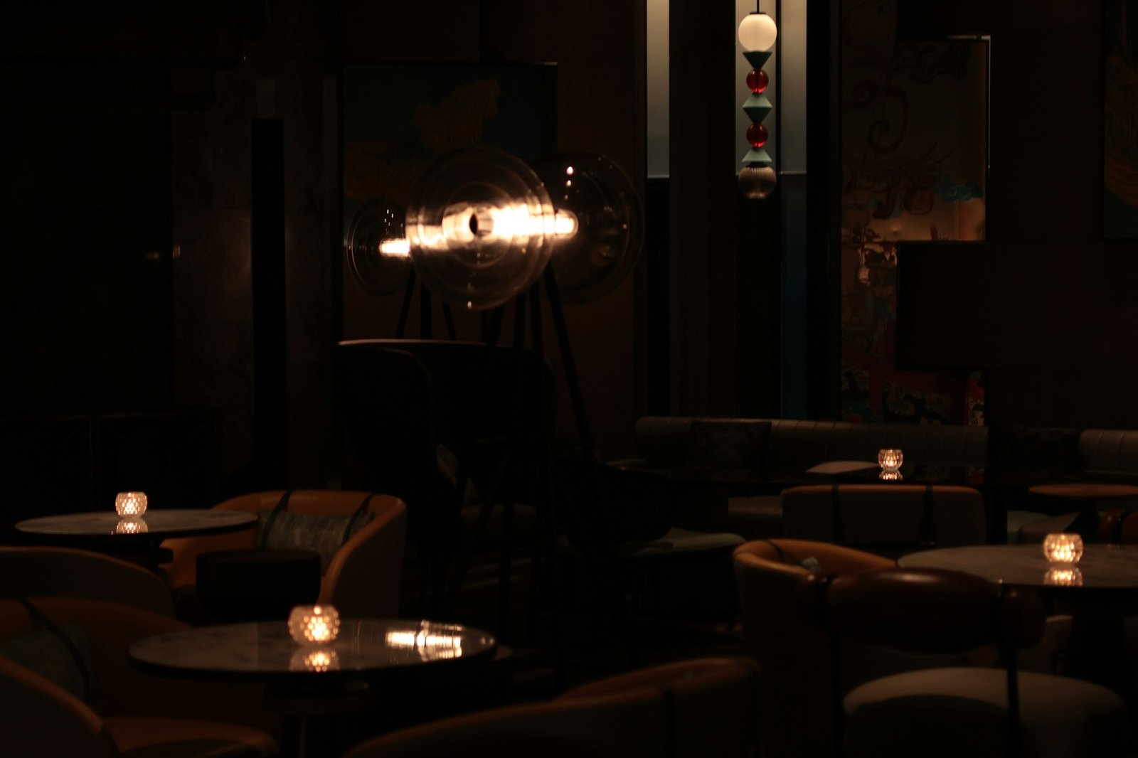 Gedimmte Lounge mit Kerzenlicht auf den Tischen