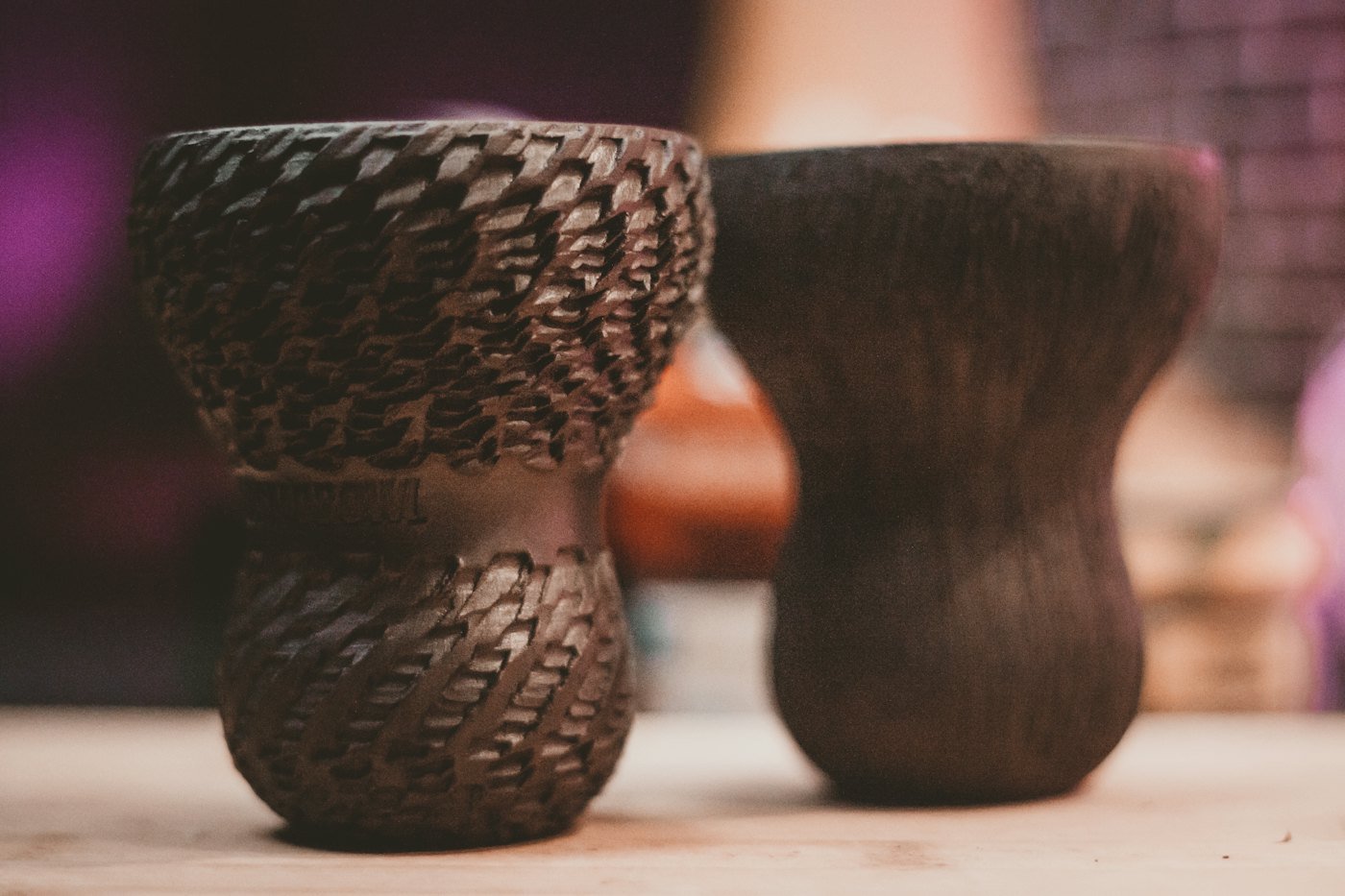 Shisha-Köpfe aus Ton auf einem Holztisch
